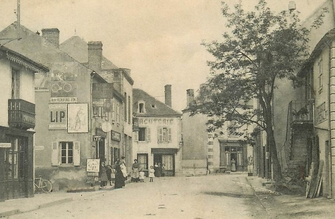 Grande rue du village de Broût-Vernet (Allier), vue sur une affiche Lip vers 1910 @SHL