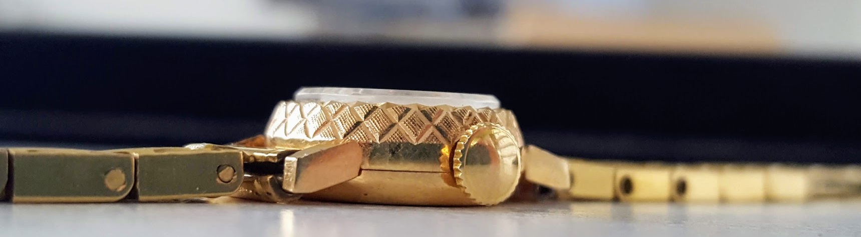 Montre Lip R100 boîtier Or massif 18 carats 15.5 mm de diamètre